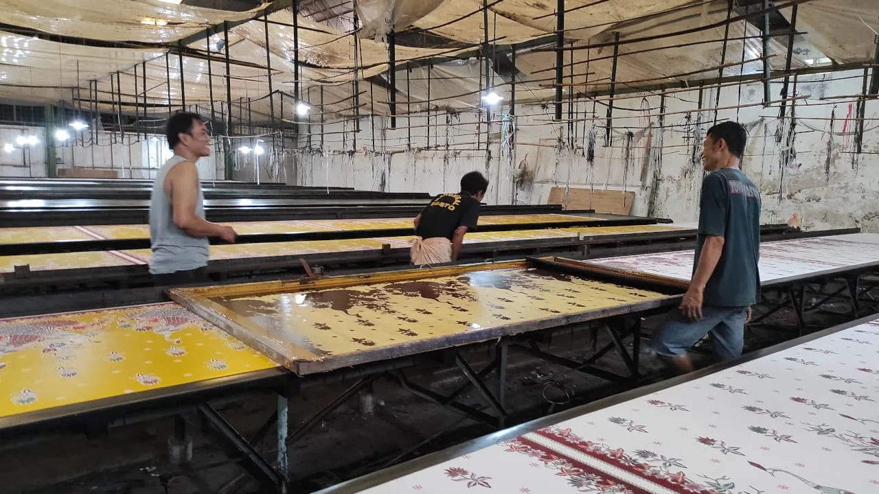 Proses membuat kain batik hand printing manual